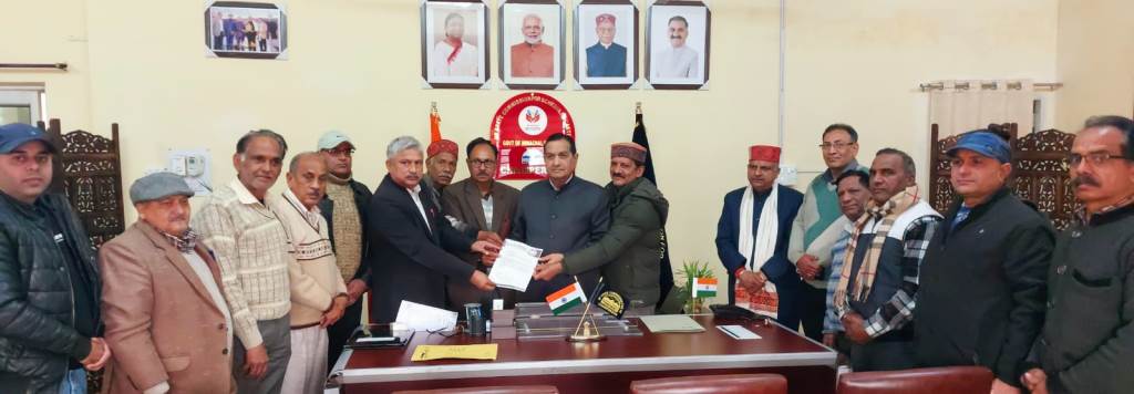 एससी आयोग के अध्यक्ष कुलदीप धीमान से मिले डॉ भीमराव अंबेडकर जनकल्याण फाउंडेशन के पदाधिकारी विभिन्न मांगों को लेकर सौंपा ज्ञापन
